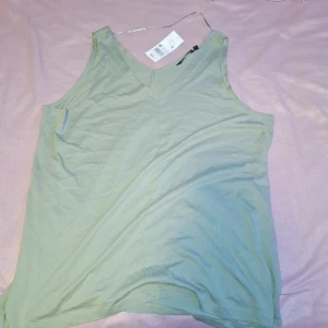 mywear linne - Oanvänt  grönt linne i nyskick.  Nypris - 45 XL