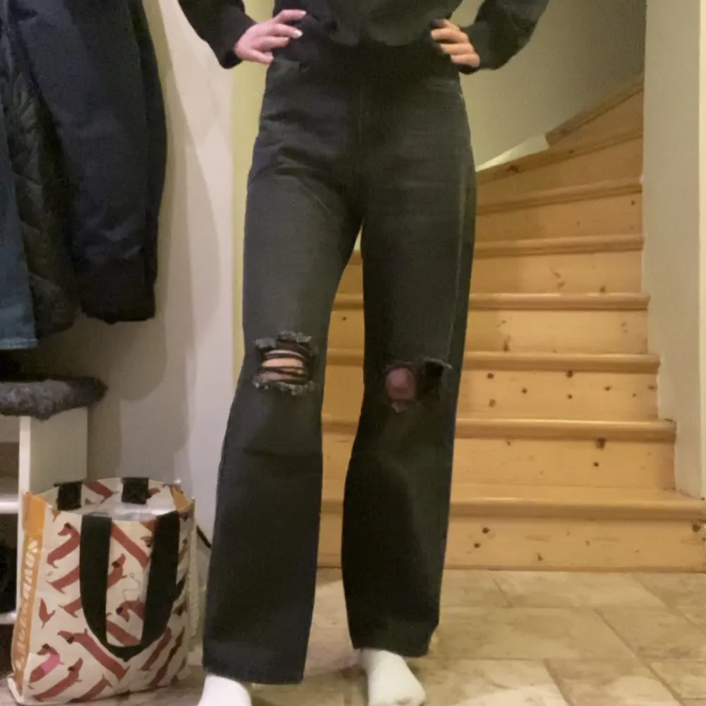 Svarta rakajeans med hål i från Shein☺️Använda ca 6 gånger och är felfri. Strl. XS, jag är 170+ och jeansen slutar vid anklarna, kanske lite över.. Farkut & Housut.
