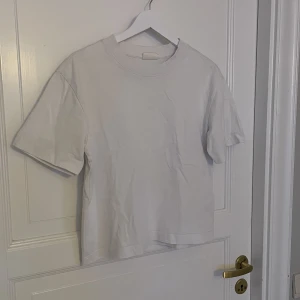 Vit tröja  - Säljer denna helvita tröja från Gina . Sällan använd. Skriv privat för frågor.💗