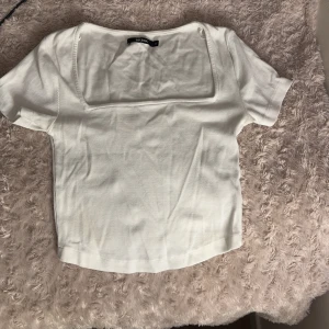 Vit topp  - Vit topp från bikbok i storlek S, som en magtröja på mig som är 172. Inget fel på tröjan. Skriv för bilder hur den ser ut på. 