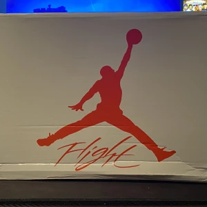 Helt nya Jordan 4s oreos - Helt nya Jordan 4 oreos de är A kopior och den kommer med lådan och stock x tag den är i perfekt skick aldrig använd väldigt bra kvalite skriv för mer bilder på skorna och lådan 