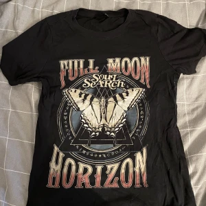 Cool tröja  - Svart t-shirt med coolt tryck från Ginatricot🦋🌟 i mycket bra skick, vid frågor besvarar jag dom jätte gärna privat💘