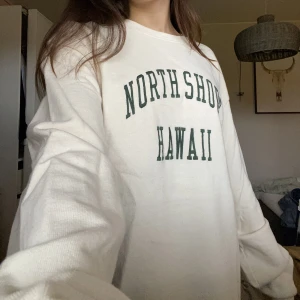 Sweatshirt - Tröja från Brandy Melville med broderi g. Använd ca 4 gånger, men upplever att det är väldigt för stor på mig. På andra bilden är den uppvikt! Jag är 160 och när oftast storlek s. Fråga gärna om fler bilder vid behov.💓💓