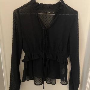 Blus - Svart blus som inte kommer till användning. Köpet sker via Swish 💕
