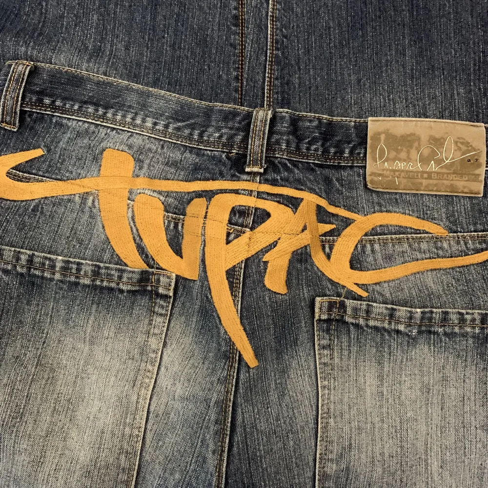 Vintage baggy jeans från Tupacs märke Makaveli. Storlek 38x32. Använd gärna köp nu!. Jeans & Byxor.