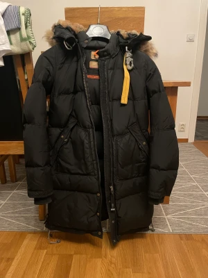 Parajumper jacka  - Jag säljer min parajumper som är använd förra vintern. Den har inga synliga defekter och är i gott skick. Den är i stl xs men passar även mig som har s. Vi snabb affär kan pris diskuteras. Kan mötas upp i Kristianstad annars står köparen för frakt. 