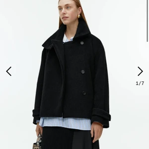 Svart Arket Kappa - Säljer denna fina kappan från arket! 