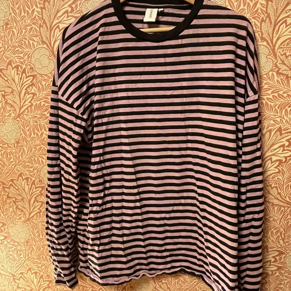 En cool oversized tröja från Junkyard som knappt är använd. Inte riktigt min still längre så säljer den. Passar skit bra att ha under en T-shirt.. Tröjor & Koftor.