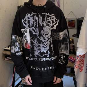 ”Human Extinction” - unik hoodie i sz XL av The Anti Life då detta plagg är enda exemplaret. Nitad krage, vänster arm är skuren i en patch (se bild). Denna designdetalj går lätt att sy ihop om det inte faller en i smaken. Jag på bild är 175cm. Fri frakt! 