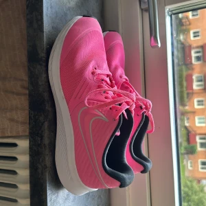  Rosa Nike star runner  - Rosa star runner ifrån Nike. Endast använda 1 gång. Säljes pga fel typ av sko för mina fötter. Stl 39. Skorna är i väldigt fint skick  Köparen står för frakt!
