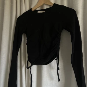 Tröja - Svart tröja från pull & bear med scrunch på båda sidorna. Använd ett fåtal gånger