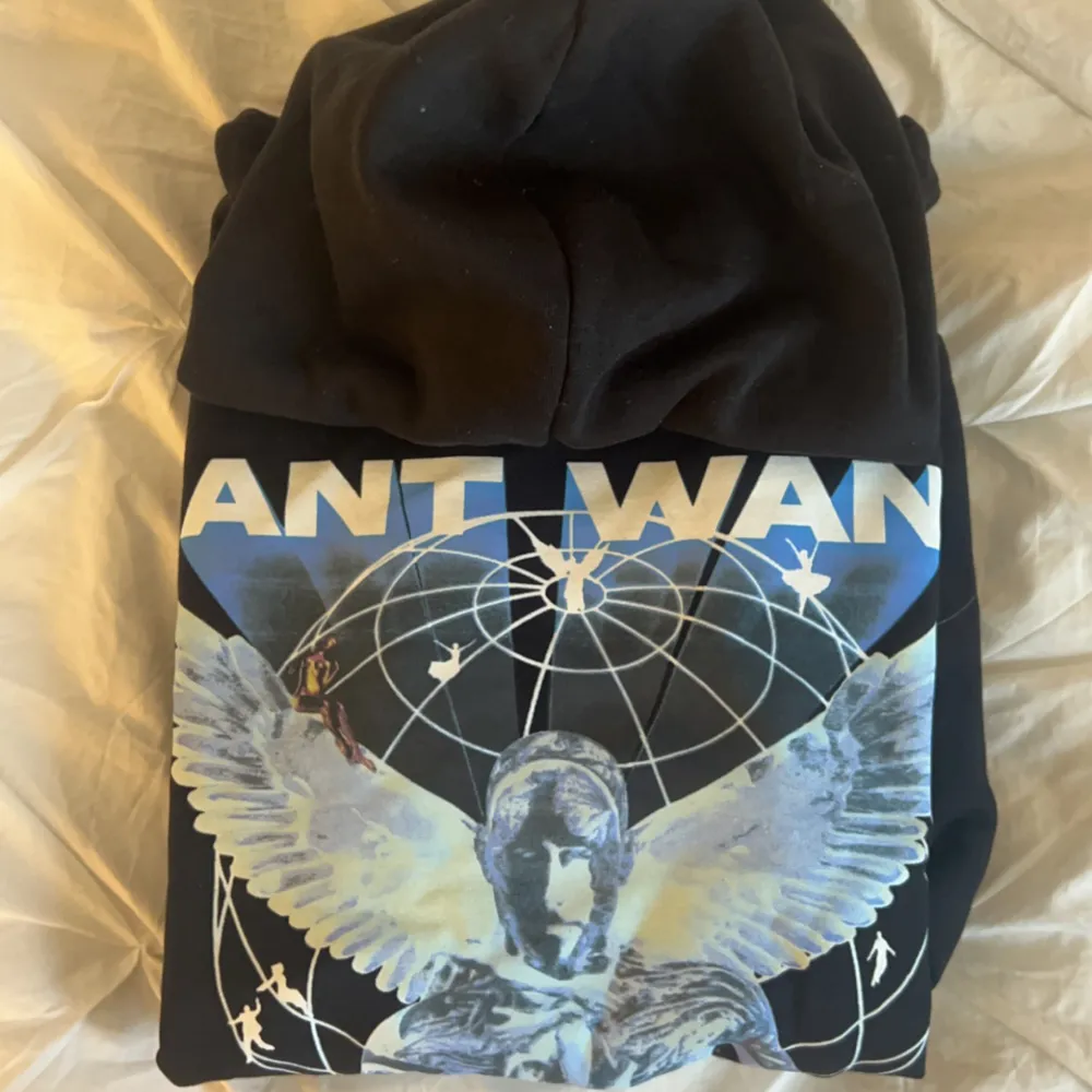 Antwan hoodie i nyskick, endast använd en gång 🩷vid högt intresse så blir det budgivning . Hoodies.