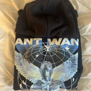 Antwan hoodie i nyskick, endast använd en gång 🩷vid högt intresse så blir det budgivning 