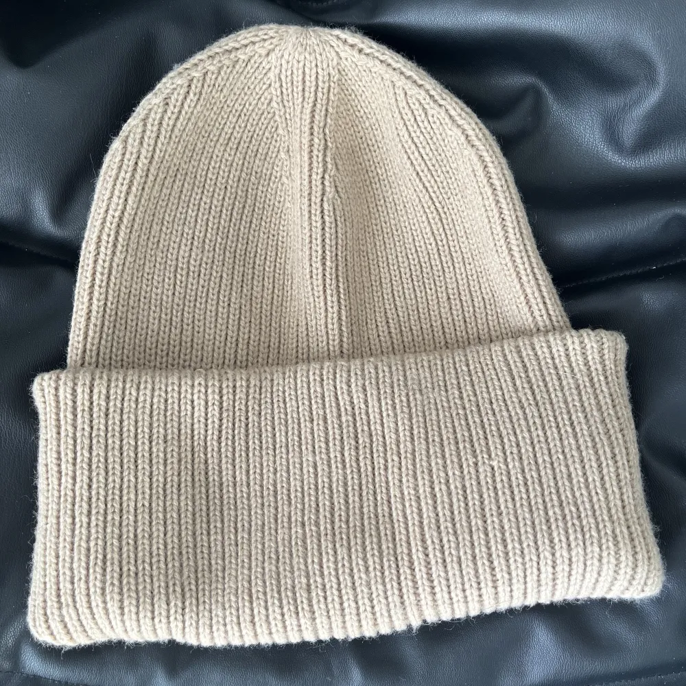 Beige mössa, använd två gånger under förra vintern, var inte riktigt min färg💗. Accessoarer.