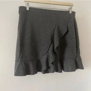 ZARA volangkjol - Bra skick, aningen nopprig🤍