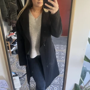 Kappa - Snygg Vila kappa. Svart med snöre bak. I storlek S💕 skriv för frågor eller bilder!