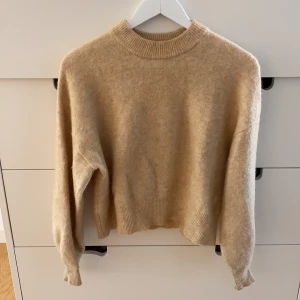 Stickad tröja  - Beige stickad tröja från Samsøe Samsøe. Fint skick!💖