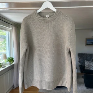 Arket stickad tröja - Säljer denna stickade tröja från arket då den inte passar mig, perfekt nu till höst och vintern!! Tveka inte på att höra av er!