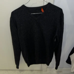 100% Kashmir V-ringad Tröja - Säljer min 100% kashmir tröja.   Storleken är S och skulle beskriva färgen som svartgrå. Den är inprincip helt oanvänd. Väldigt prisvärd!  Fraktar endast! Skriv om mer info eller bilder.