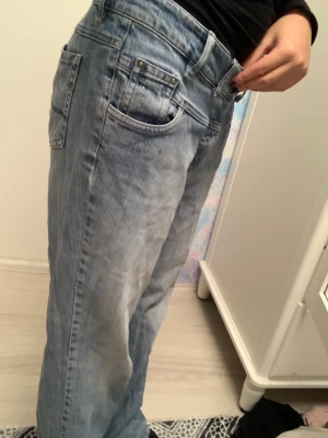 lågmidjande jeans  - de var lite stora på mig har haft på mig de bara 2 gånger  
