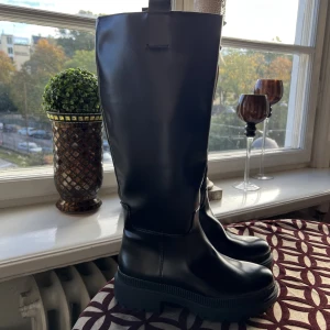 Stövlar - Säljer dessa helt nya oanvända stövlarna från Hm. Storlek 38! Hör av dig vid intresse.💖