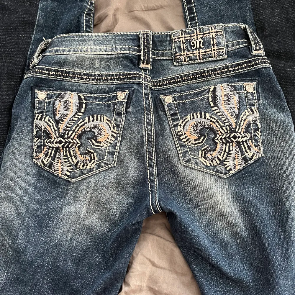 jättefina jeans som jag funderar på att sälja då de är lite stora. midjemått- 33-34 cm plus stretch, innerben- 72 cm. omsydda till bootcut och i bra skick. passar nån som har w25❤️. Jeans & Byxor.