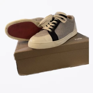 Loubs - Fina och nya Louboutin skor utan spikar. Stolek 41 som passar mig med 42 original. Dustbag och box följer med.