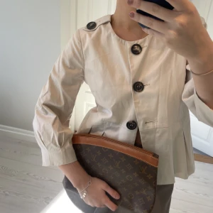 Trekvartärm jacka  - Köpt i Paris för 1300💓