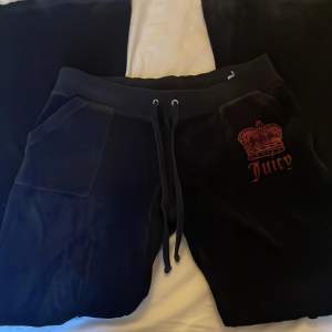 Jättefina unika svarta Juicy byxor med snygga fickor. De är i bra skick💗Skriv för fler bilder 