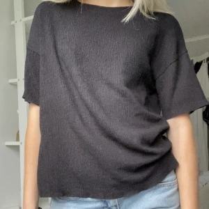 Svart T-shirt🖤 - Svart T-shirt i ett luftigt material med lite struktur🖤superfint skick!