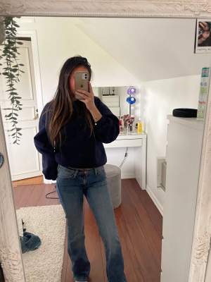 Säljer ett par bootcut lågmidjade jeans från lee. Dom är i ett jättebra skick, knappast använda. Passar mig som brukar ha storlek XS. Är 160 cm, de är lite för långa för mig. Skulle säga att de passar någon som är runt 165-170 cm. Pris kan diskuteras!