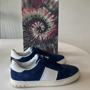 Valentino flycrew - Jätte snygga valentino flycrews kommer med box 🔥royal blue 🔵🔵Storlek: 42 Pris: 4999kr Skick: 10/10 alla nitar