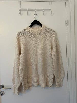 Stickad tröja - Vit stickad tröja, rätt så oversized