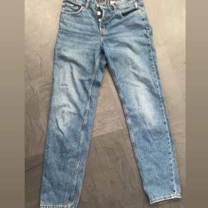 Mörkblåa jeans väldigt snygga 🤍storlek 34 men passar 36