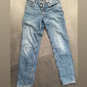 Jeans  - Mörkblåa jeans väldigt snygga 🤍storlek 34 men passar 36