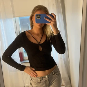 Långärmad tröja - Långärmad tröja med detalj över brösten!💞