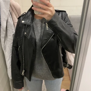 Läderjacka från Zara - Läderjacka från zara, storlek L men sitter mer som en M/L, beror på om man vill ha oversize eller ej