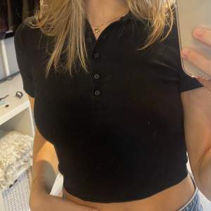 Supersöt svart tenniströja från Zara, tröjan är ribbad och lite kortare i modellen