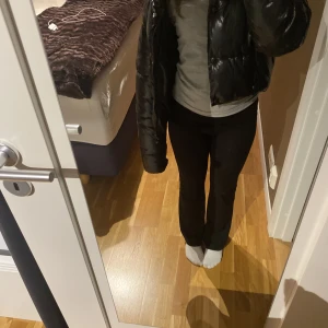 Vinterjacka  - Super snygg vinterjacka som jag nu säljer då jag inte längre behöver den!❤️ Har en liten defekt (se på bild tre) men inget som stör och det går att sy ❤️