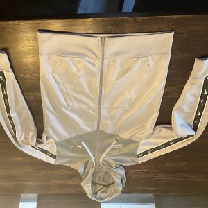 Nike sportswear Repeat - Jag säljer denna för jah tappat intresset för just den klädstilen den är i väldigt bra skick jag kan tänka mig gå ner i pris vid snabb affär.