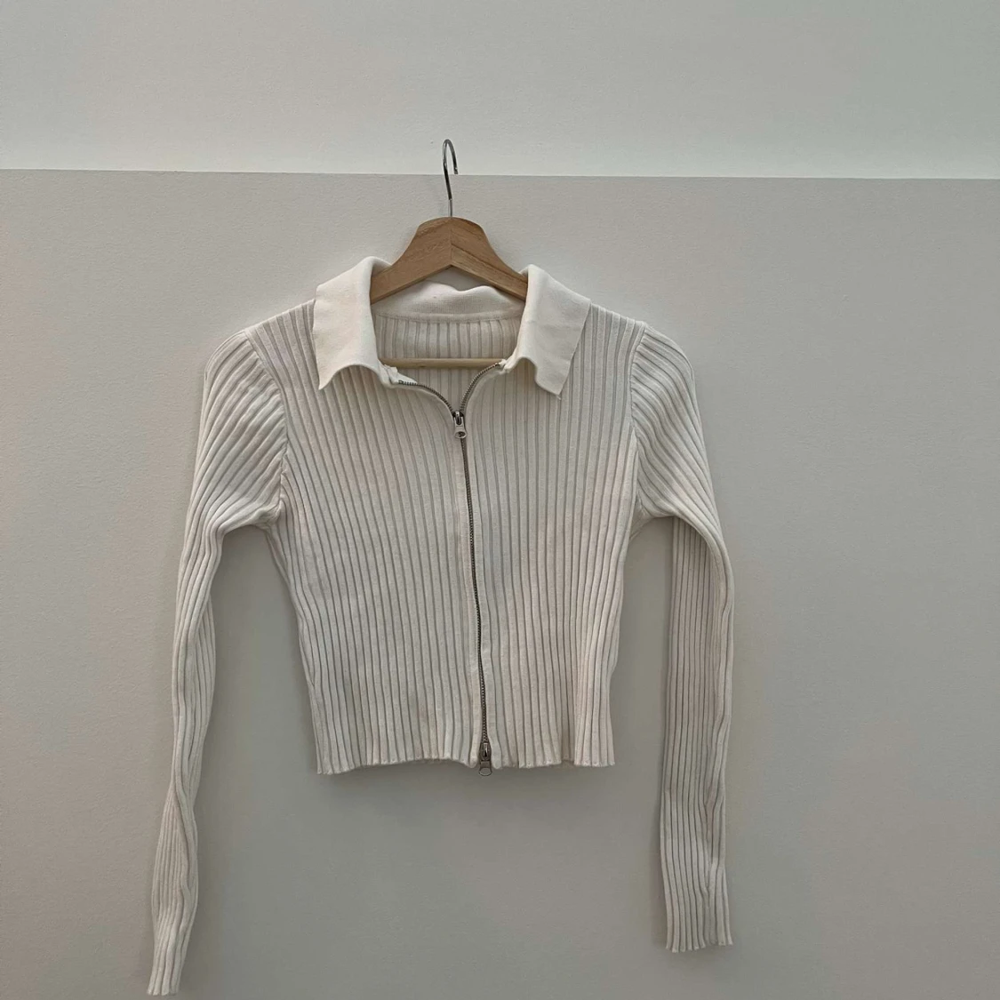 Vit långärmad tröja