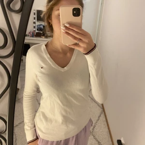 Tommy Hilfiger - Tommy hilfiger tröja, knappt använd. Stretchiga mjuk och skön! Super söt💗