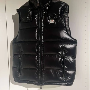 Moncler väst  - Hej. Säljer min Moncler väst som är i bra skick, inga defekter på den alls. Jackan är äkta och kvitto finns. Vill ni ha fler bilder skicka privat STORLEK 3