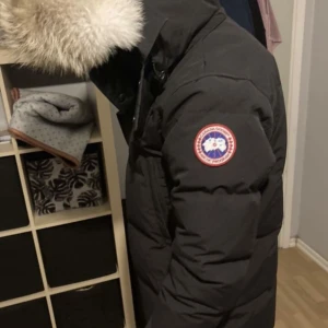 canada goose - Canada goose Nyskick  Färg:svart Pris:5000