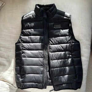 LINDBERGH HERRVÄST - LINDBERGH HERRVÄST! Oanvänd, köpt i fel storlek. Ordinarie pris 799kr