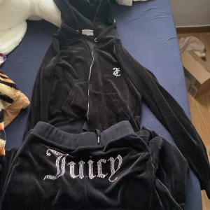 Juicy set - Koftan är i L och byxorna är xs men passar mig som e L i storlek