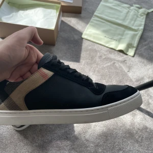 Burberry skor - Tja!  Säljer dessa snygga burberry skor i fint skick, använda endast vid speciella tillfällen och väldigt sparsamt! Storlek 41,5 men passar 41-42,5. Nypris ca 6000kr. Allt OG ingår självklart.  Mvh John.