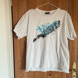 billabong t-shirt - en vit t-shirt från billabong med blått/svart tryck