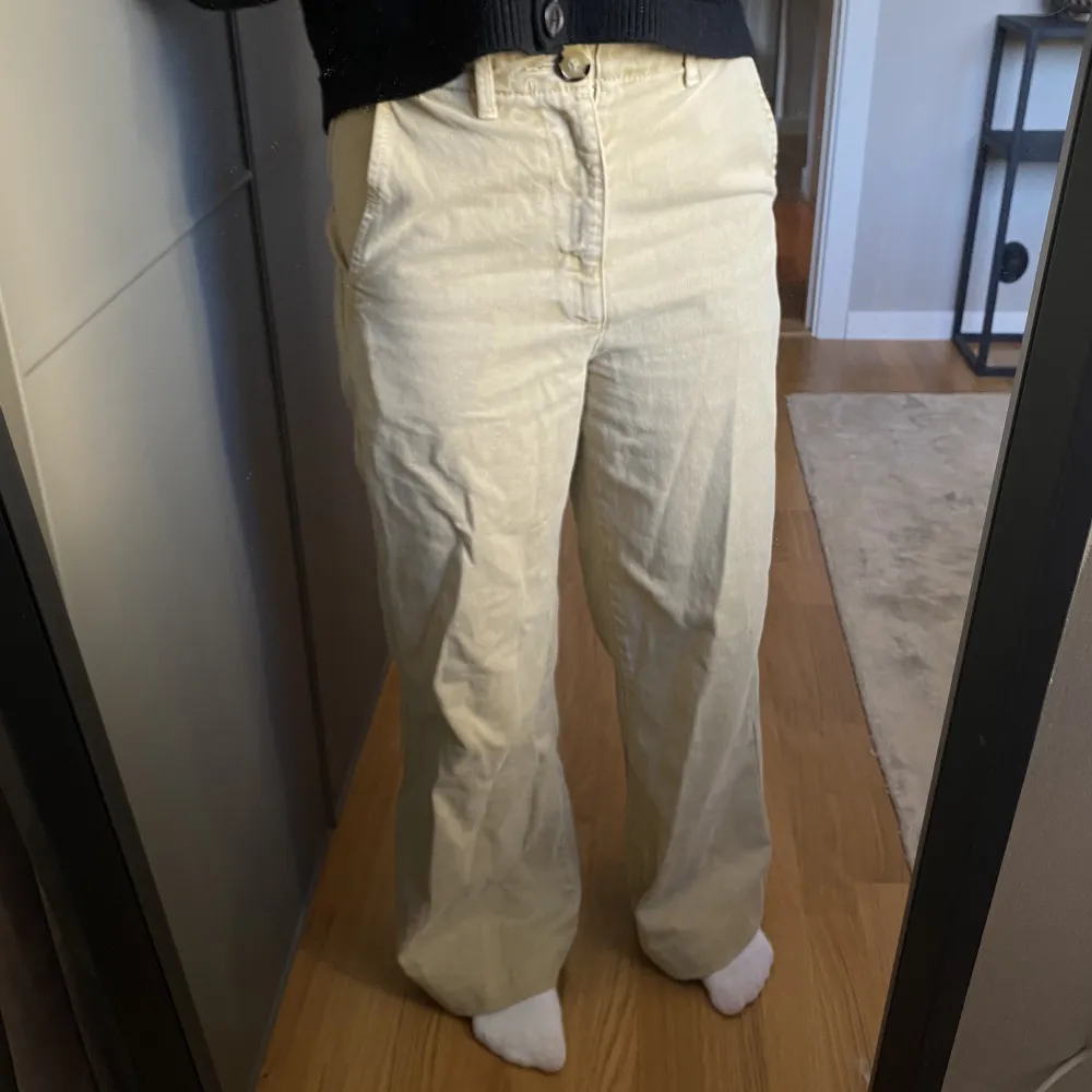Zara beiga chinos/jeans jättefina och passar perfekt för mig som är 165cm. Bra skick och endast använda fåtal gånger. Jeans & Byxor.