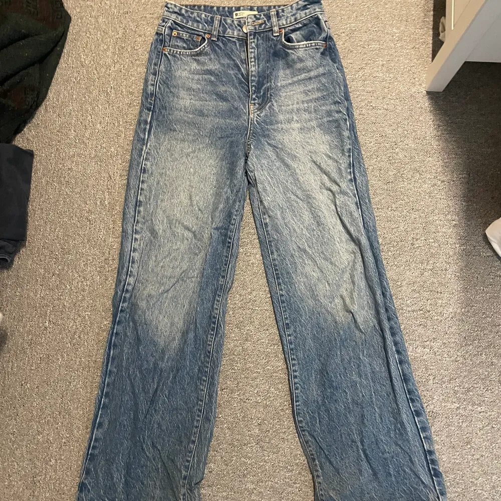 Jättefina ljusblå jeans från gina. De är högmidjade och vida, strl 34 men de sitter löst på mig så de passar nog 36 också💕. Jeans & Byxor.